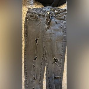 Black old navy ripped skinny jeans, good conditions